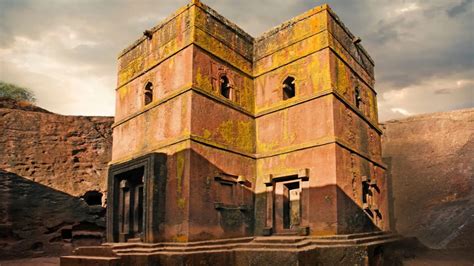 La Conversione di Lalibela: Un Edificio Monumentale al Culmine della Devozione e dell’Architettura Aksumita